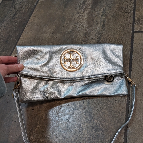 Tory Burch Soft Leather Reva Metallic Silver Clutch Shoulder Bag - Picture 4 of 16